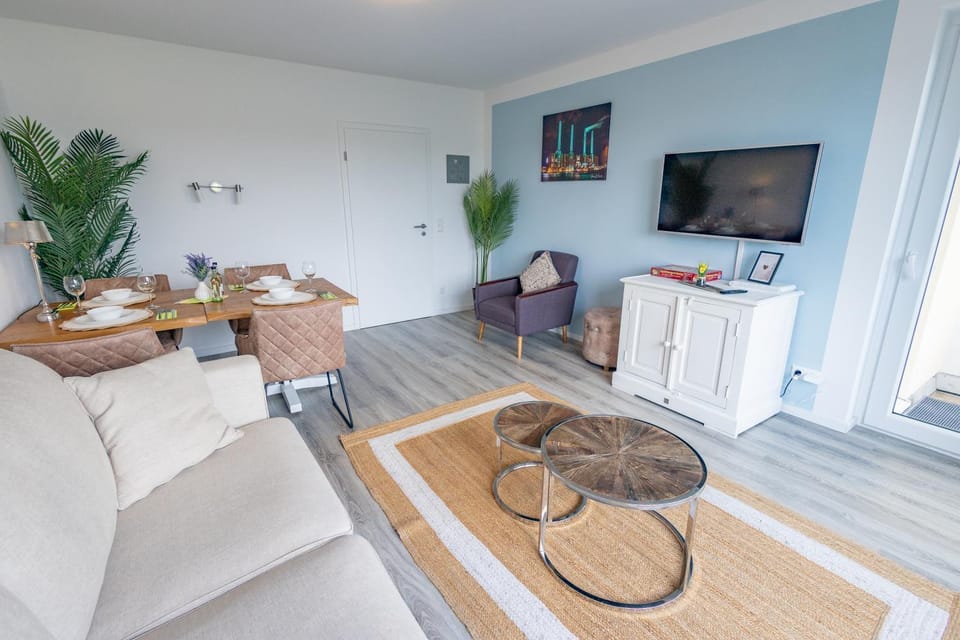TV and multimedia, Living room, Seating area, Evening entertainment