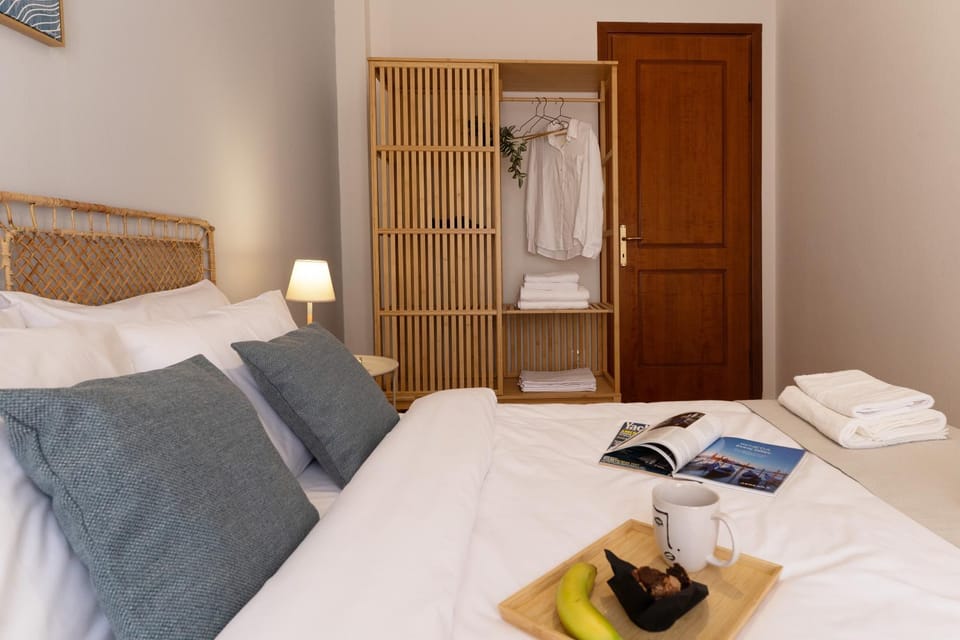 Photo of the whole room, Bedroom, wardrobe