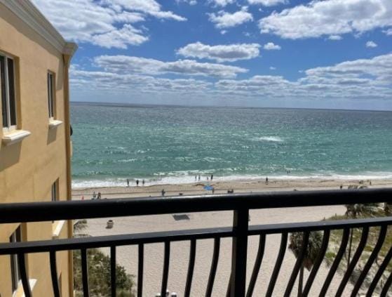 Modern Beachfront Suite at Hollywood Broadwalk House in Hollywood Beach