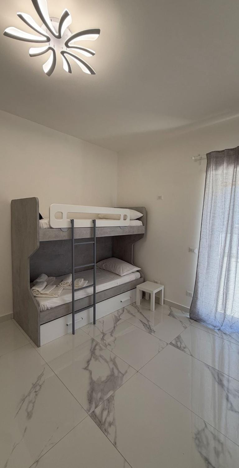 Bedroom, bunk bed