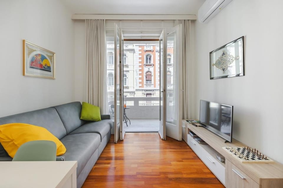 Corso Italia Elegant Suite with View Fiber Wifi Apartment in Trieste