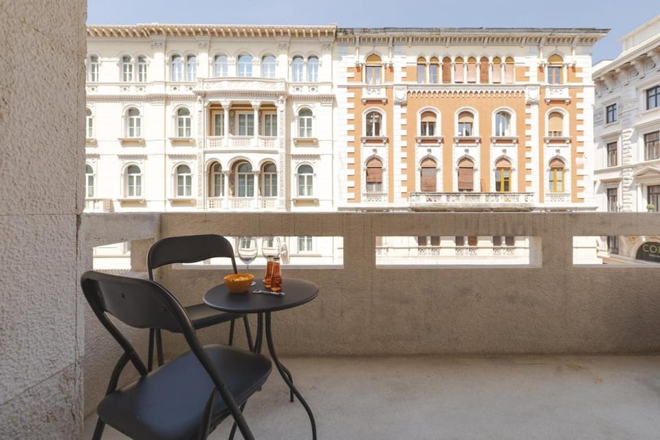 Corso Italia Elegant Suite with View Fiber Wifi Apartment in Trieste
