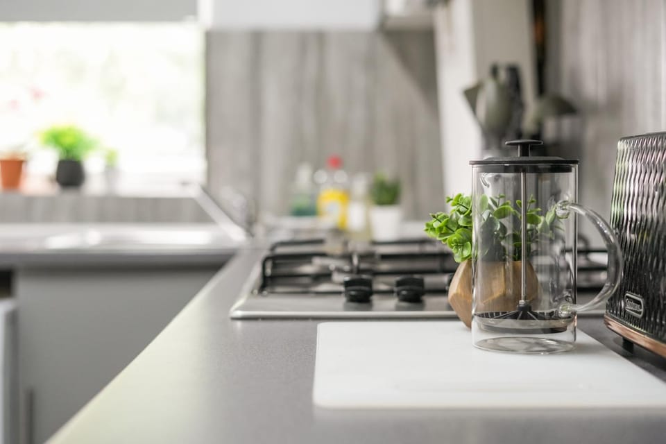 8 Ball Apartment - Spacious 2 Bed Space, Snug Lounge & Games Room w 7ft Pool Table - By StayHostSave Apartment in Sheffield