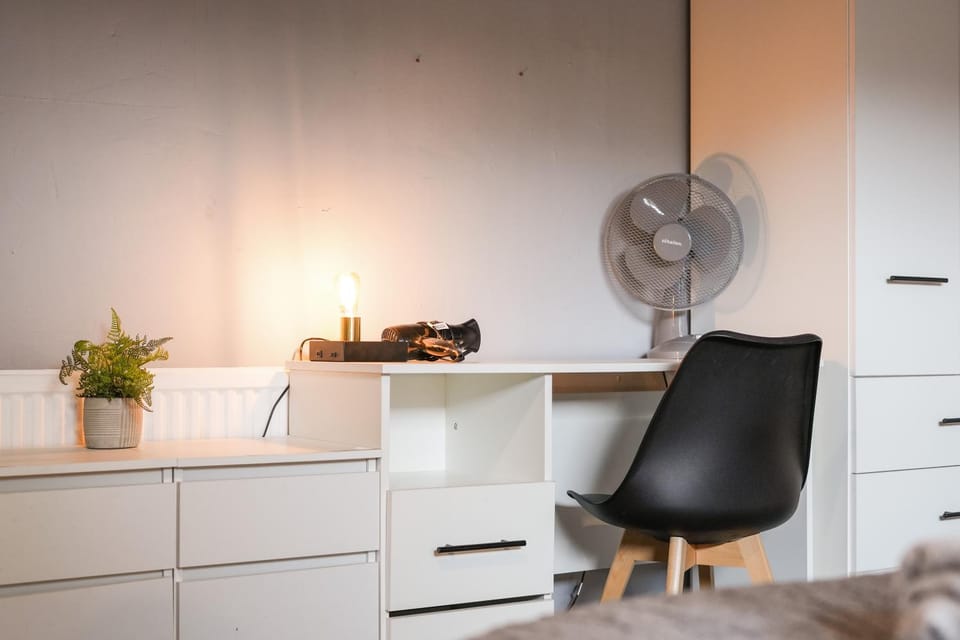 8 Ball Apartment - Spacious 2 Bed Space, Snug Lounge & Games Room w 7ft Pool Table - By StayHostSave Apartment in Sheffield