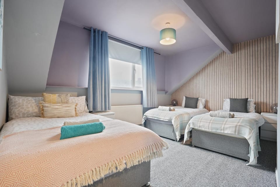 8 Ball Apartment - Spacious 2 Bed Space, Snug Lounge & Games Room w 7ft Pool Table - By StayHostSave Apartment in Sheffield