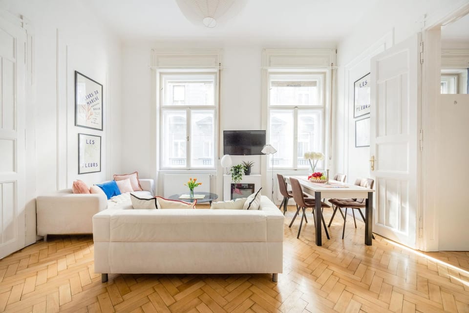 TV and multimedia, Living room, Seating area, Dining area, Evening entertainment