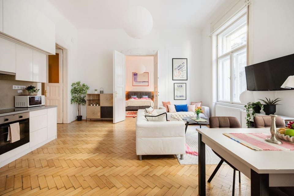 TV and multimedia, Kitchen or kitchenette, Living room, Seating area