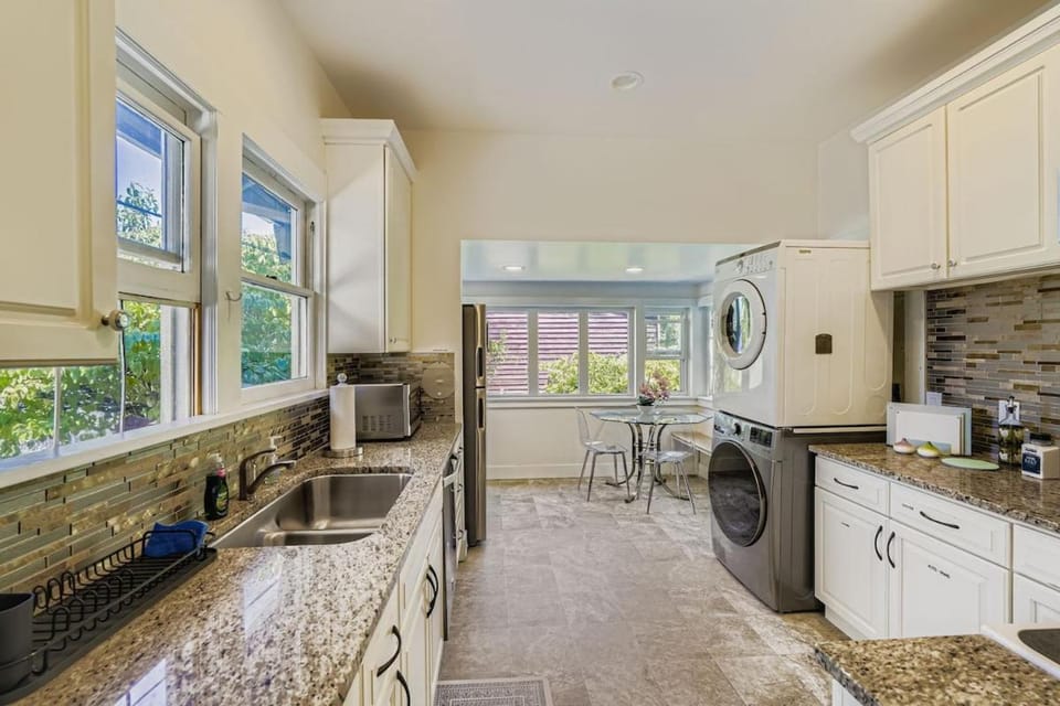 Less than 8 min to UW, Comfort & Quiet University Retreat House in Green Lake