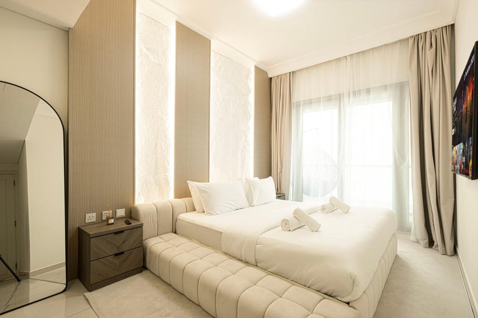 Bed, TV and multimedia, Bedroom, towels