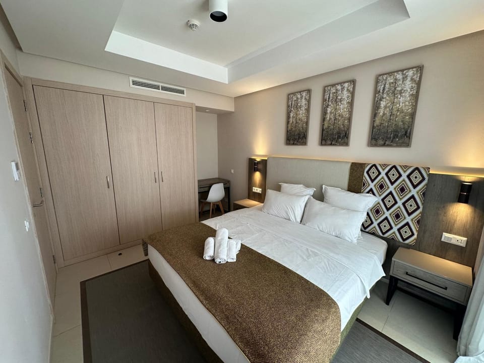 Bed, Photo of the whole room, Seating area, Bedroom, wardrobe, air conditioner