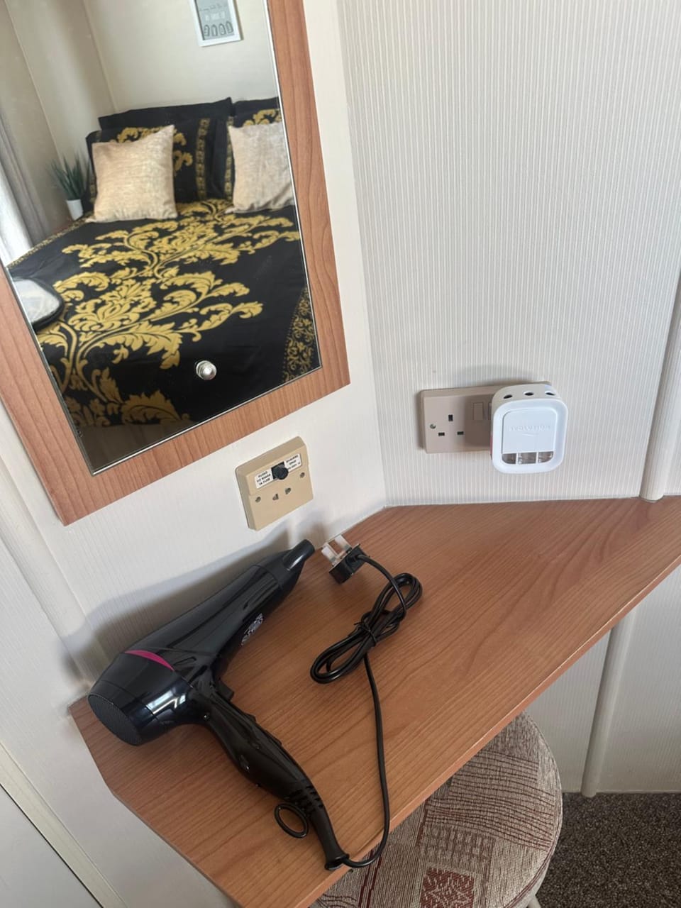 Bed, Bedroom, hair dresser