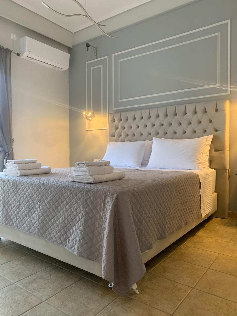 Bed, Photo of the whole room, Seating area, Bedroom, towels, air conditioner