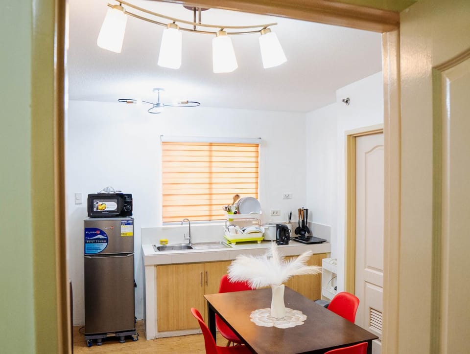 Kitchen or kitchenette, Dining area, stove