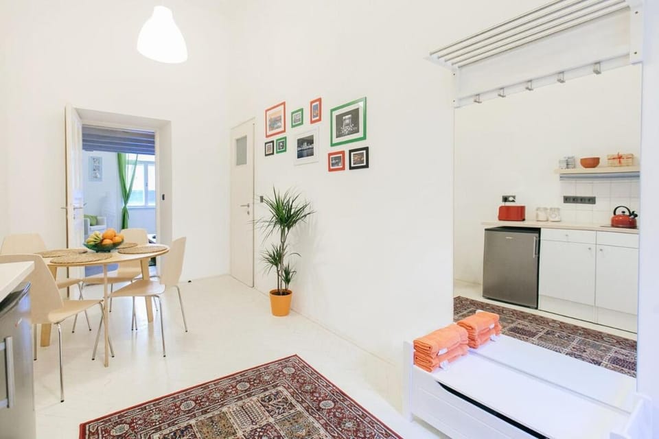 Coffee/tea facilities, Kitchen or kitchenette, Dining area, microwave, stove, toaster