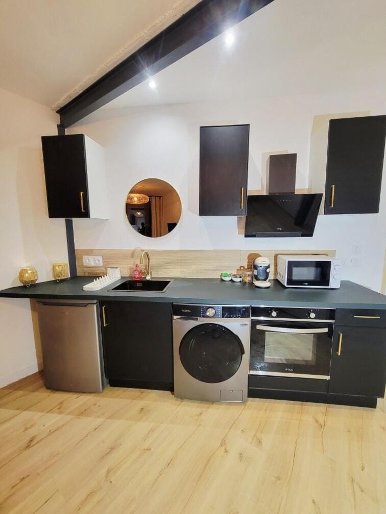 Kitchen or kitchenette, oven, stove