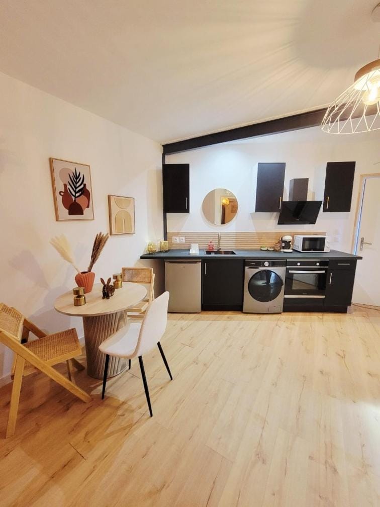 Kitchen or kitchenette, Living room, Seating area, Dining area, oven, stove