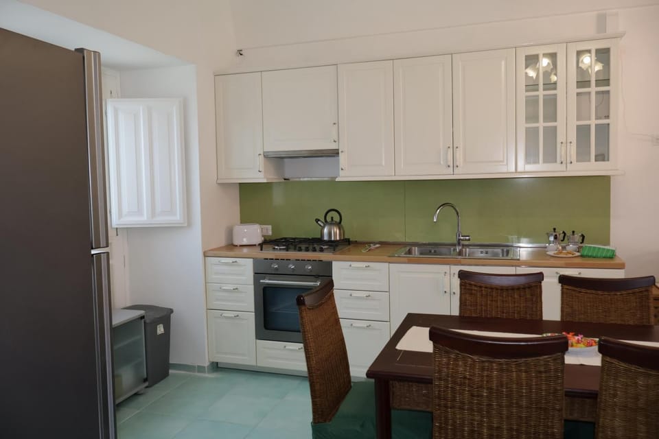 Kitchen or kitchenette, Dining area, dishwasher, stove