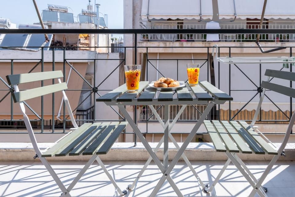 Bright 2BR Apt, Athens Base Near Sea & City Apartment in Kallithea