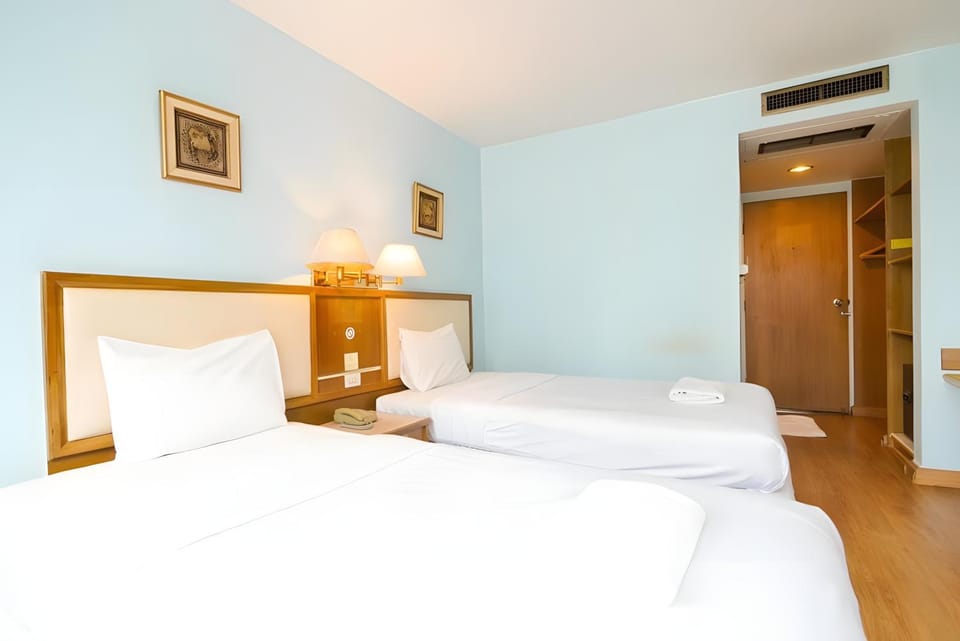 Bed, Photo of the whole room, Bedroom, air conditioner