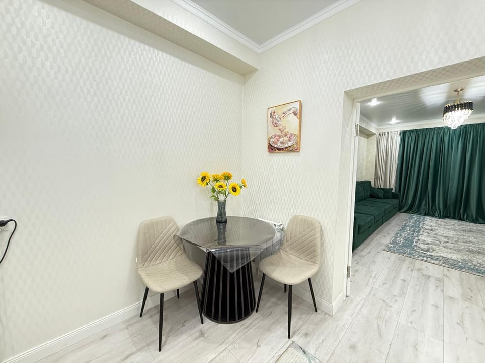 Luxe apartment river side , Mountain View near Mega mall Apartment in Almaty