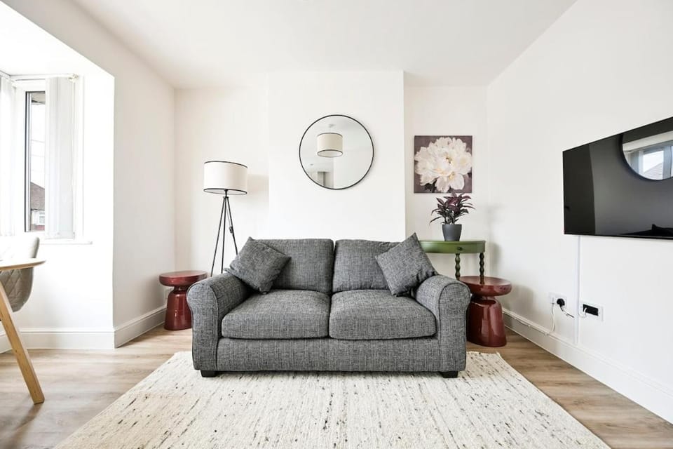 Host My Nest - 1 Bed Apartment with Parking Wembley Apartment in Edgware
