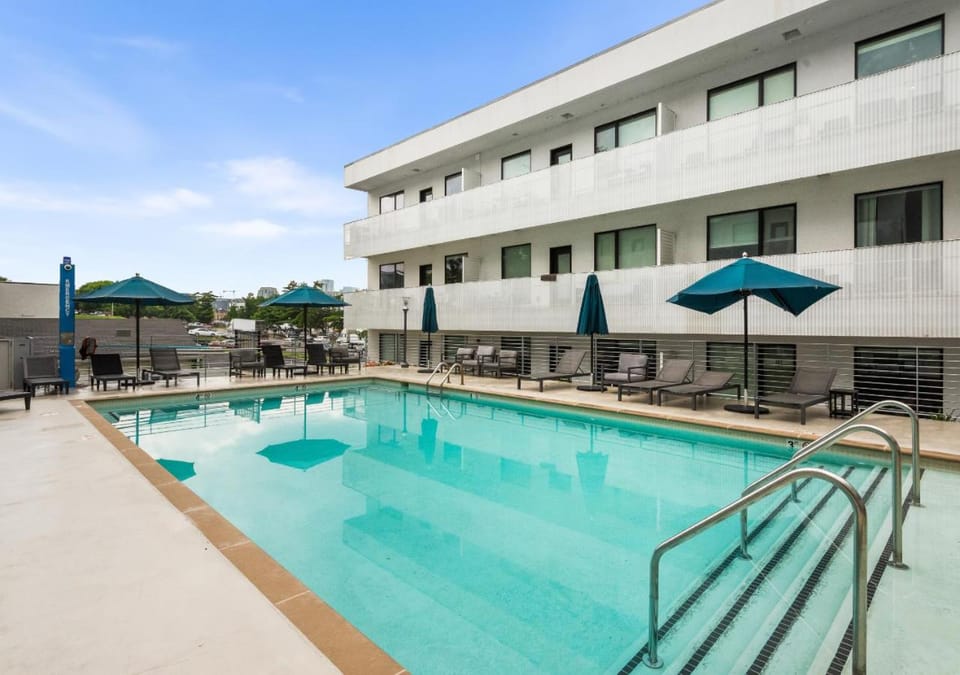 Property building, Patio, Day, Pool view, Swimming pool, sunbed