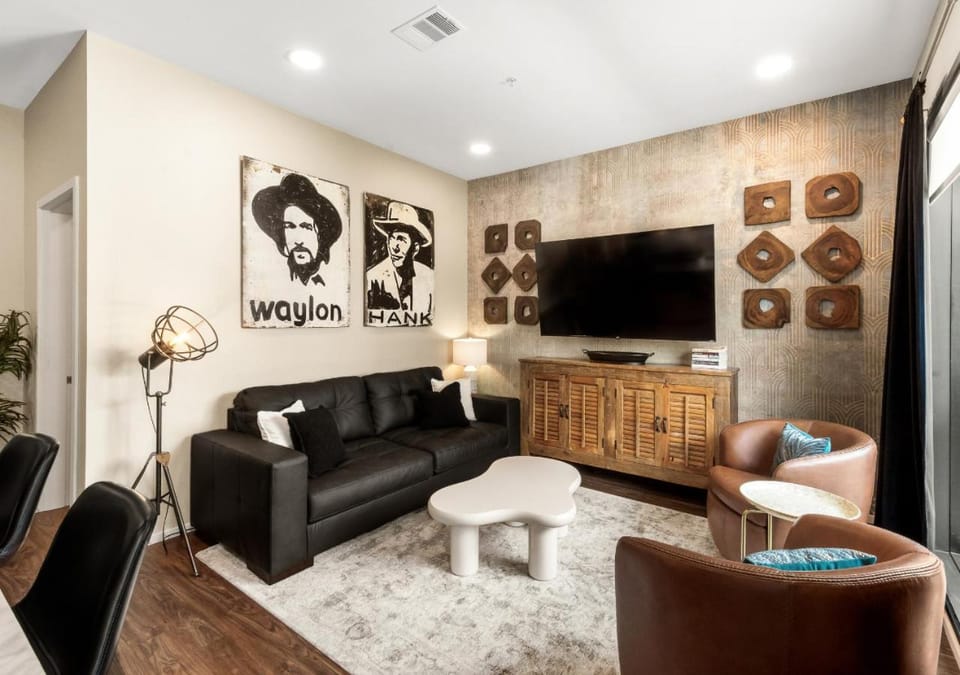 Communal lounge/ TV room, TV and multimedia, Living room, Seating area, Evening entertainment