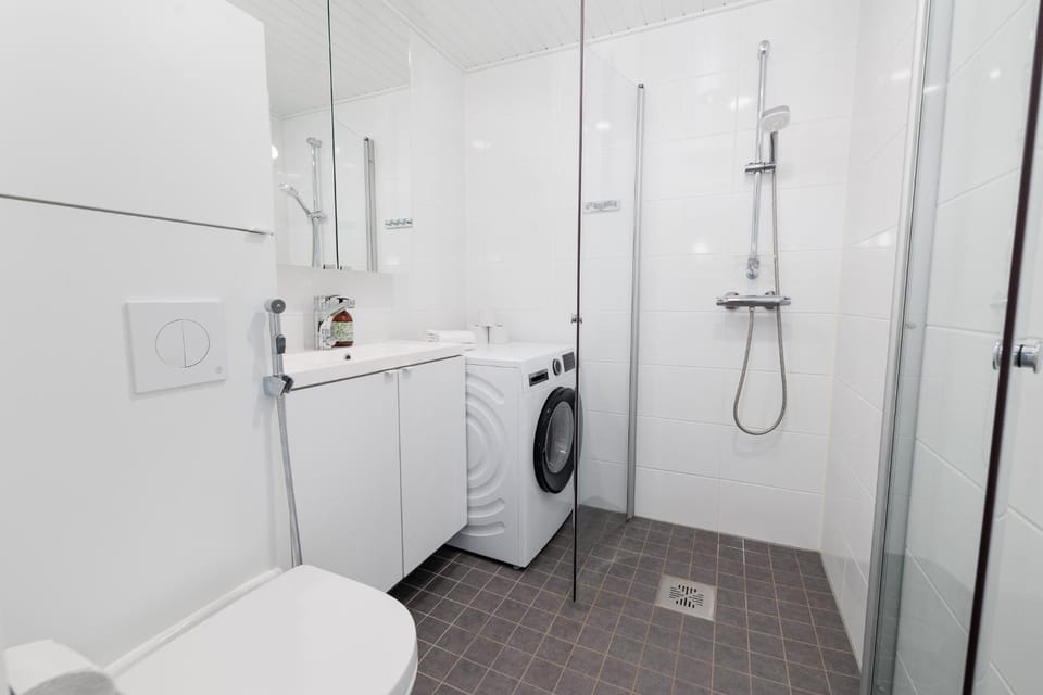 Shower, Toilet, Bathroom, towels, washing machine