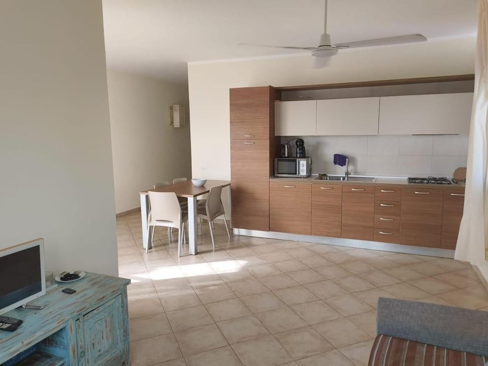 Kitchen or kitchenette, Dining area, stove
