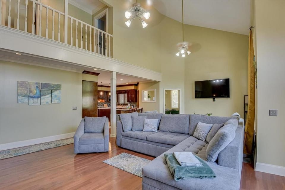 LUX Lakeside Retreat - Pool, Kayaks & Arcade Fun House in Georgia