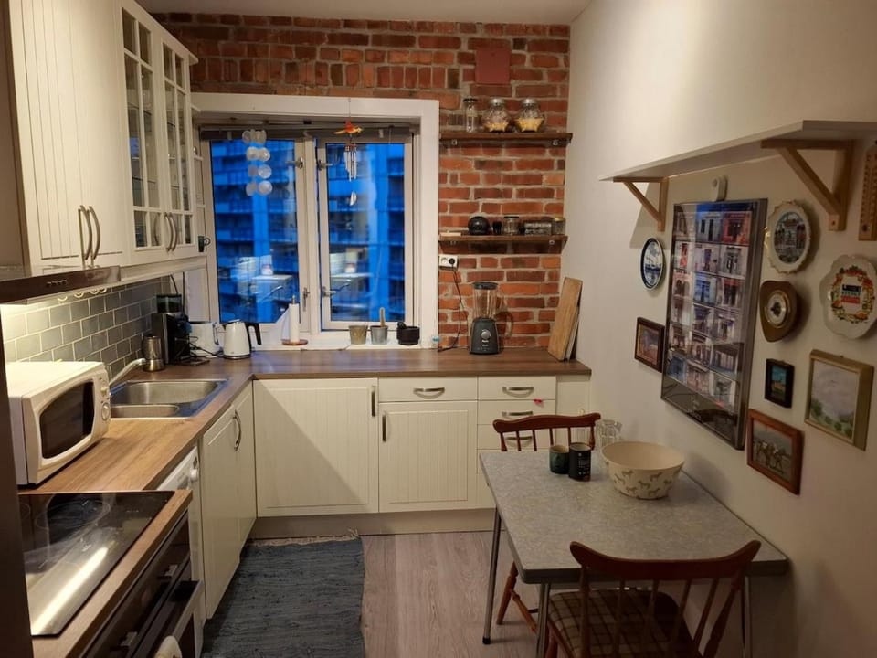 Coffee/tea facilities, Kitchen or kitchenette, Dining area, dishwasher, oven, stove, toaster