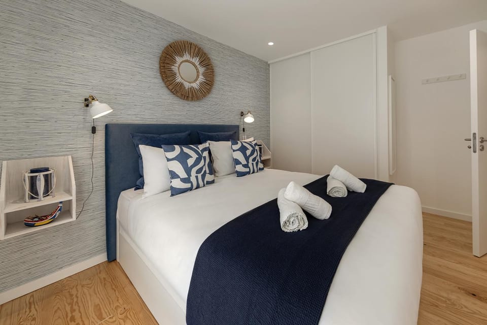 Bed, Bedroom, towels, wardrobe
