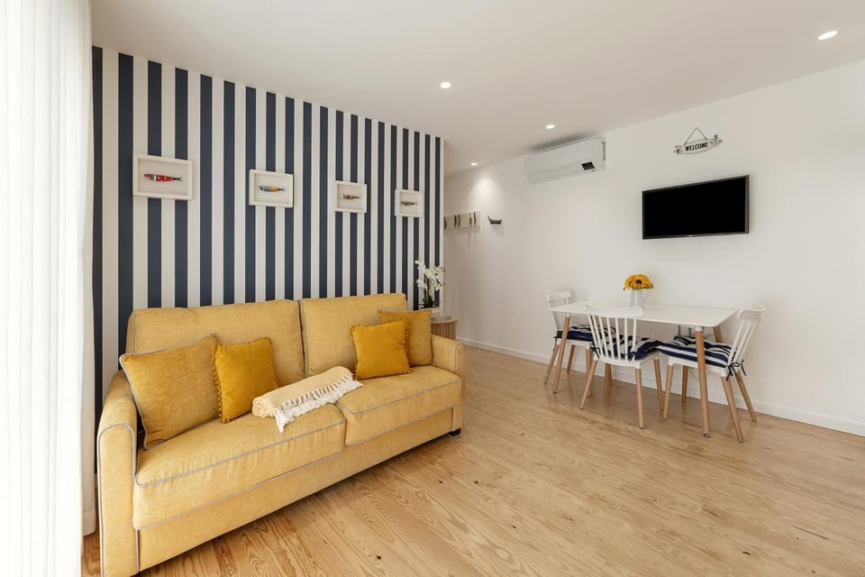 Communal lounge/ TV room, TV and multimedia, Living room, Seating area, Dining area