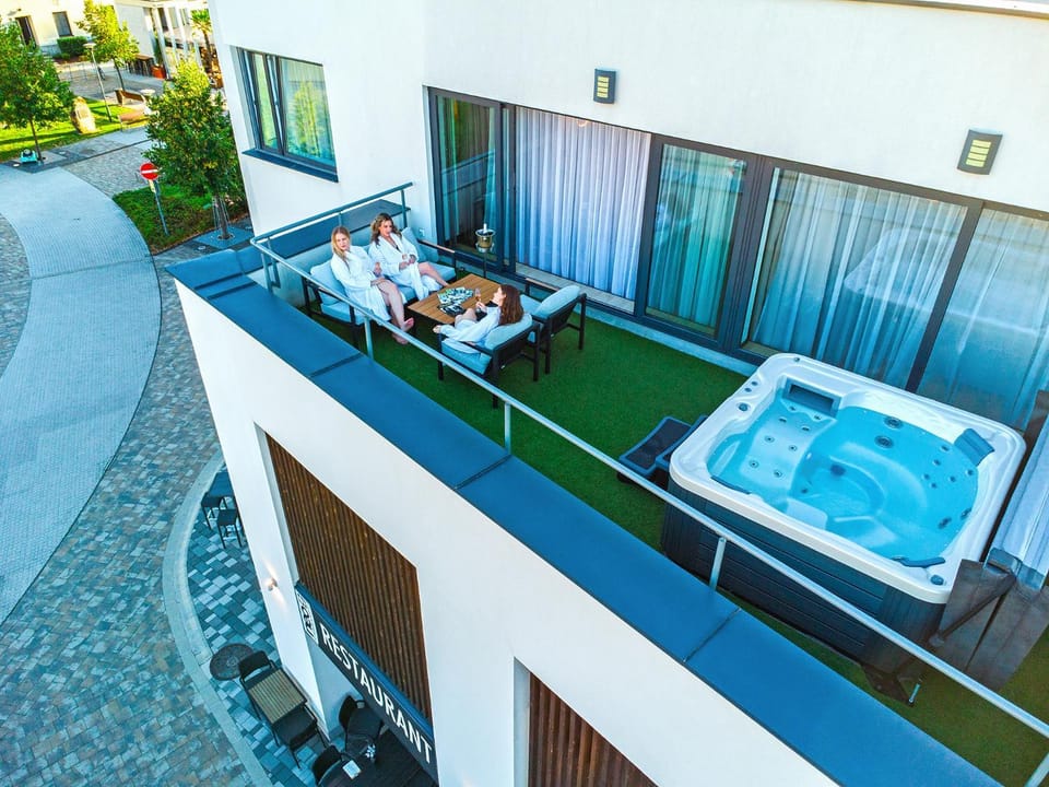 Hot Tub, View (from property/room), Balcony/Terrace