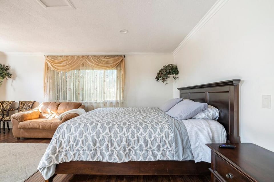King Studio with Self Check-In Apartment in Upland