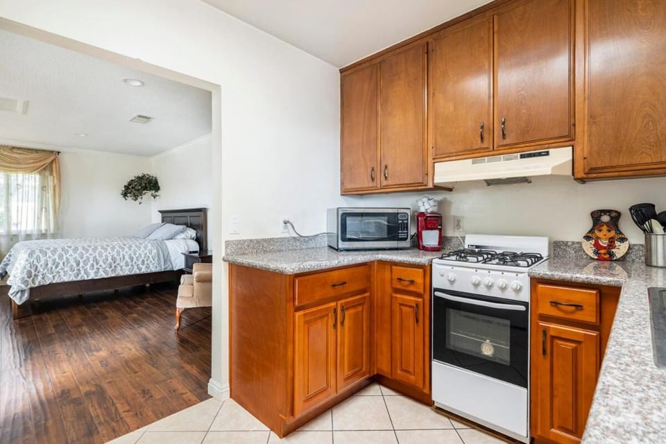 King Studio with Self Check-In Apartment in Upland