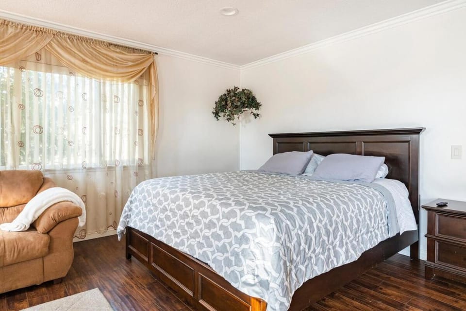 King Studio with Self Check-In Apartment in Upland