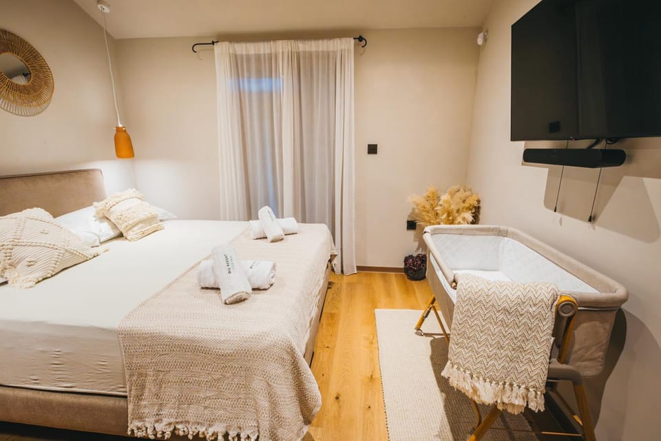Bed, TV and multimedia, Bedroom, towels