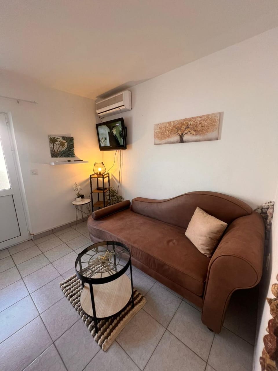 TV and multimedia, Living room, Seating area, air conditioner