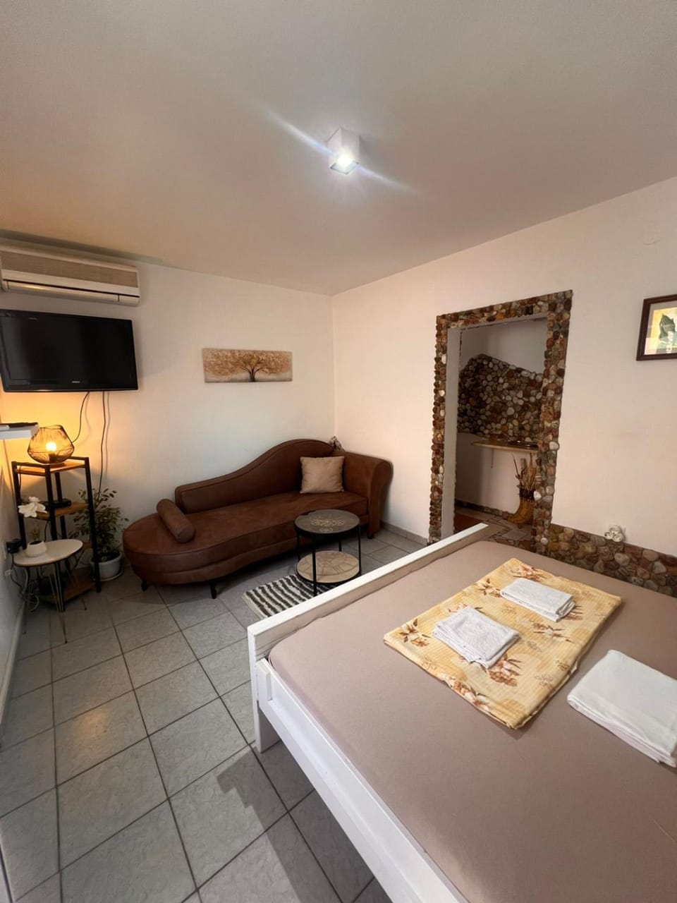 Bed, TV and multimedia, Photo of the whole room, Bedroom