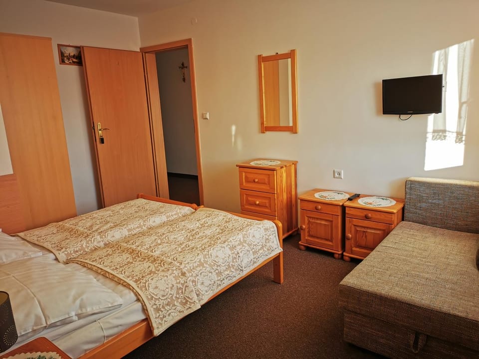 Bed, TV and multimedia, Photo of the whole room, wardrobe