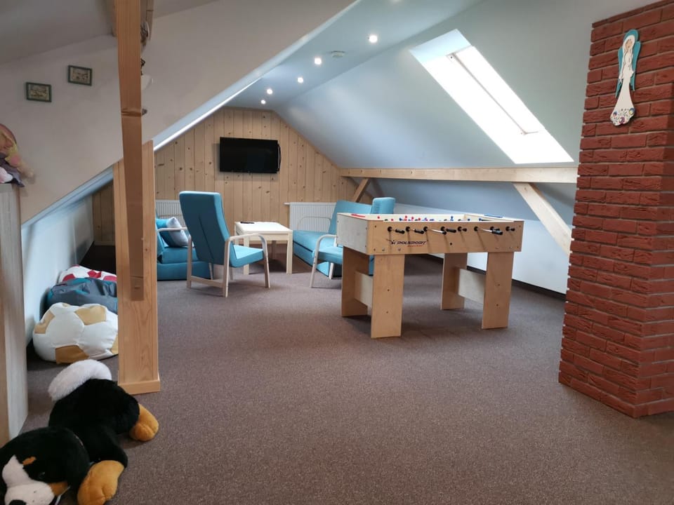 Communal lounge/ TV room, TV and multimedia, Living room, Seating area, Evening entertainment
