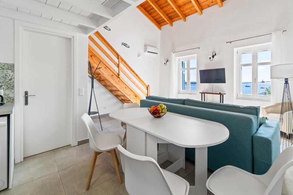 TV and multimedia, Kitchen or kitchenette, Living room, Seating area, Dining area, air conditioner