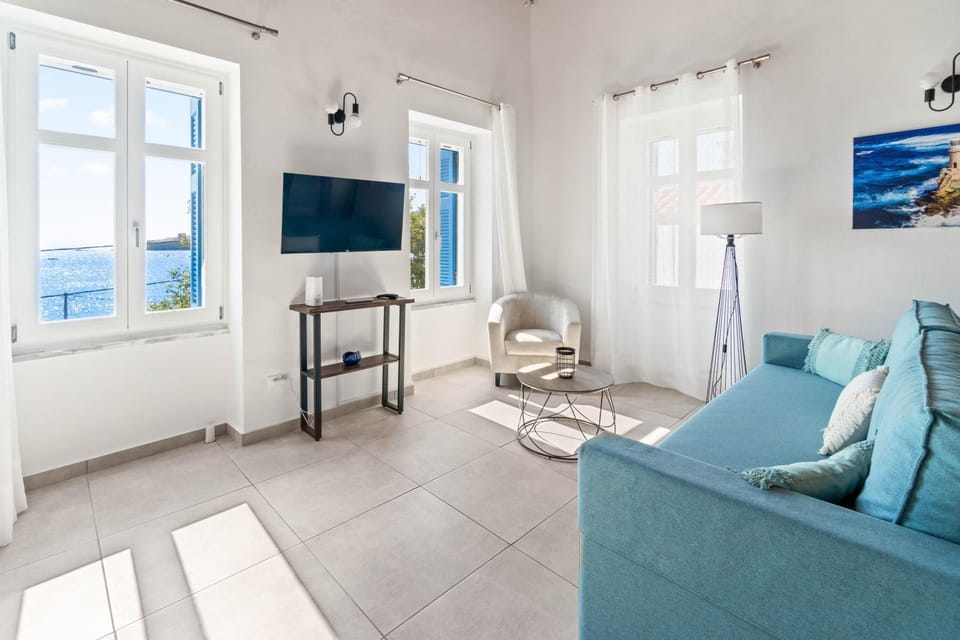 Communal lounge/ TV room, TV and multimedia, Living room, Seating area, Dining area, Evening entertainment