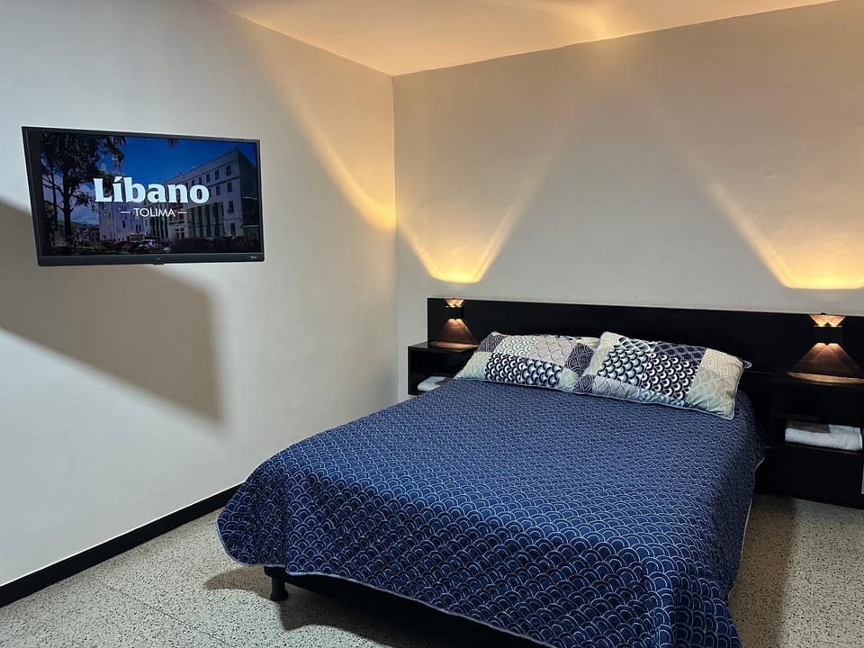 Bed, TV and multimedia, Photo of the whole room, Bedroom