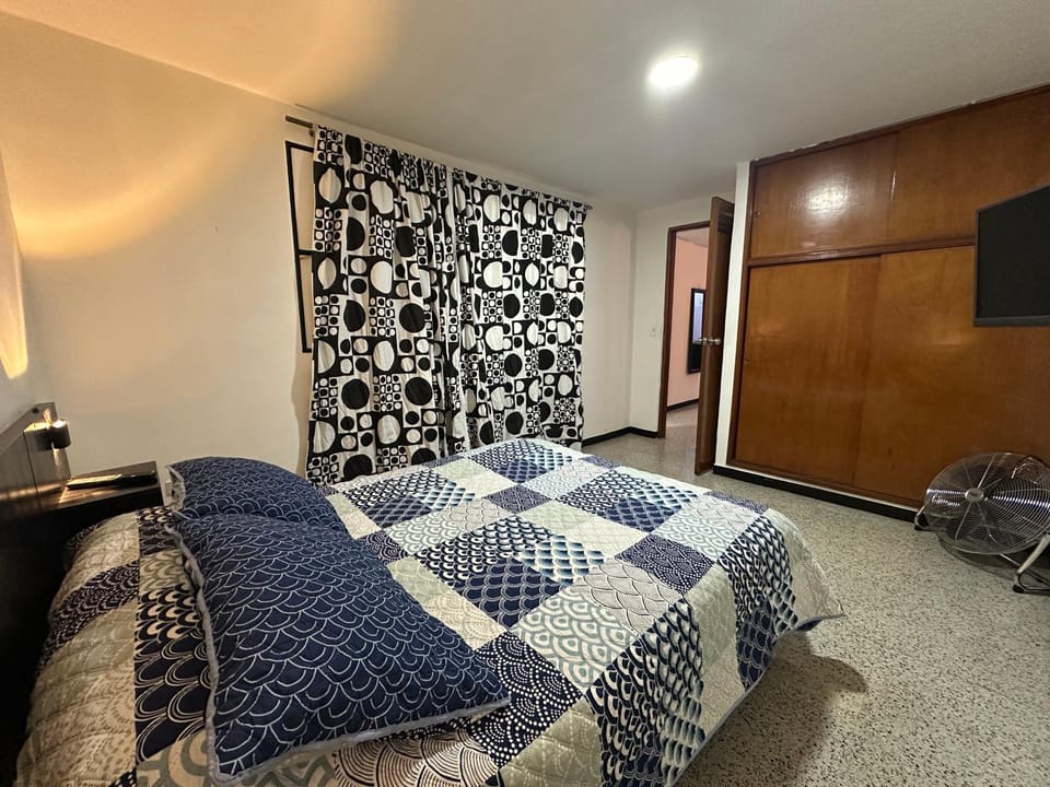 Bed, TV and multimedia, Photo of the whole room, Bedroom, wardrobe