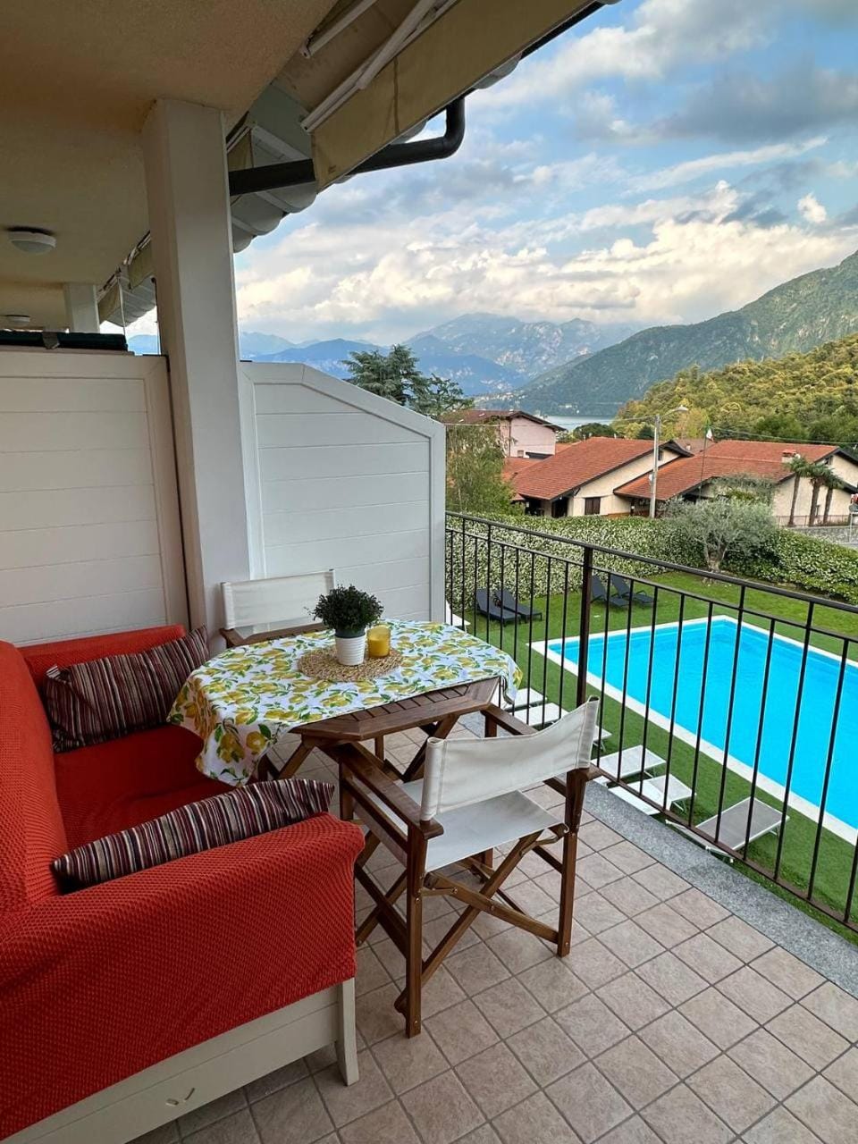 Day, Natural landscape, View (from property/room), Balcony/Terrace, Dining area, Mountain view, Pool view, Swimming pool, sunbed