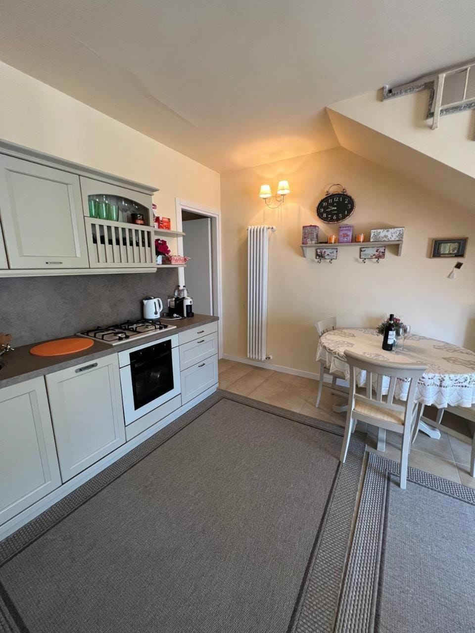 Coffee/tea facilities, Kitchen or kitchenette, Dining area, dishwasher, oven, stove