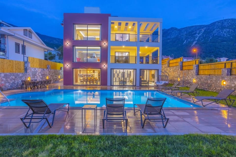 Property building, Night, Natural landscape, Mountain view, Pool view, Swimming pool, Swimming pool, sunbed