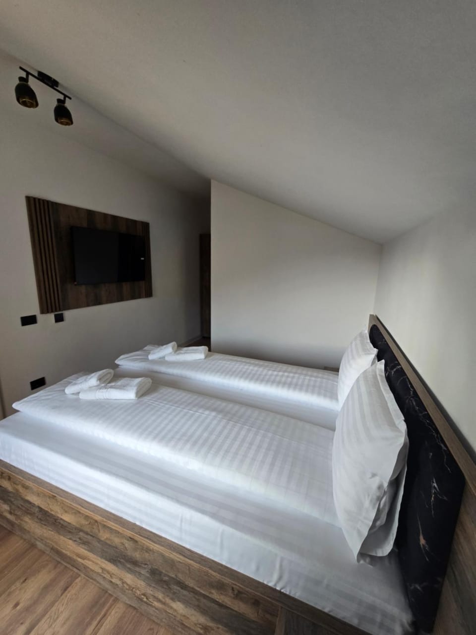 Bed, Photo of the whole room, Bedroom, towels